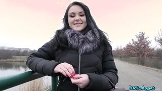 Orosz tini kiscsaj pénzért dug