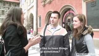 Tini lánynak bejön a méretes bré