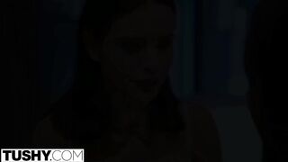 Lana Rhoades seggét egy csoki csávó döngeti