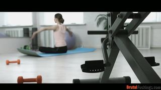 Jogázó tini csajszit szexel hátsó bejáratba az edő