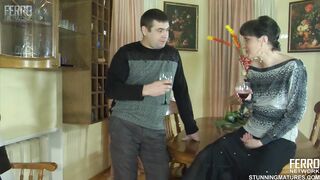 Orosz anyuci a nevelt fiával dug