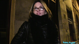 Rachel pénzért cumizza a kárót