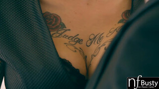 Anna Bell Peaks a tetovált szexy muff