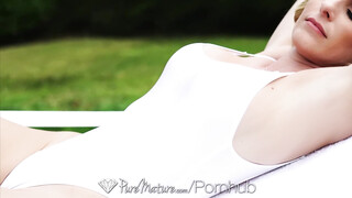 Cory Chase hátsója megkúrelva