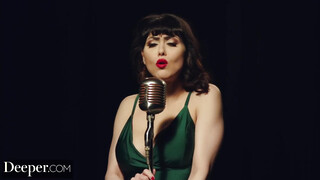 Deeper - Audrey Noir a hatalmas keblű énekesnő