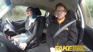 Fake Driving School - kékhajú kisasszony hátsó bejáratba akarja