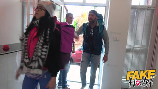 Fake Hostel - Latina nőci a pasija előtt kúrel