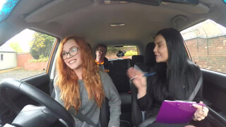 Fake Driving School - kicsike vörös lány eltereli az oktató figyelmét