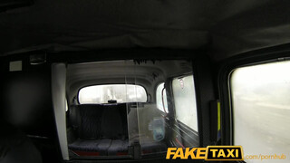 FakeTaxi - kitetovált nőci megkúrelva a hátsó ülésen