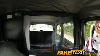 FakeTaxi izgató vörös picsa extra kannákkal