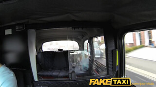 FakeTaxi szexy picsa engedi popsiba is