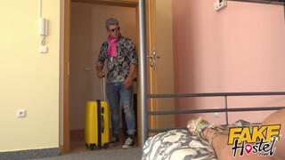 Fake Hostel szűk pinájú olasz lány és dupla hímvessző