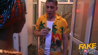 Fake Hostel afrikai lány és egy brazil bula közösen