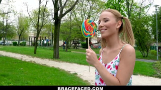 BraceFaced - foncsikos és fogszabályzós tini nőci