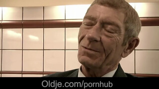 Magyar pornószínész nőci közösül idős csávóval - Oldje