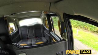 Fake Taxi - Méretes csöcsű milf bekúrva a hátsó ülésen