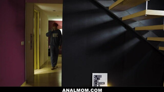 Canela Skin ánusza keményen bekúrva - Anal mom