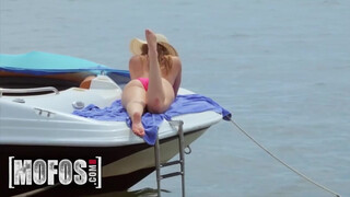 MOFOS - Kezie Madison húsos pici picsája