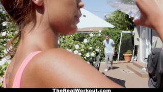 TheRealWorkout - barna bombázó fitness vlogger videója