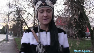 Public Agent - aranyos orosz bige az utcáról