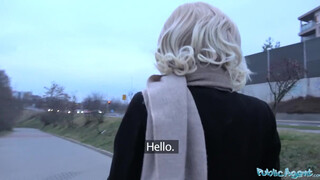 Public Agent - világos szőke fekete picsa és a vastag kuki