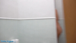 Kapuzsaru a WCben keféli meg a bögyös hölgyeményt