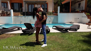 MOMxxx - Tina Fire a méretes tőgyes csoki milf