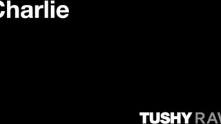 TUSHYRAW - Charlie a fullos világos szőke milf