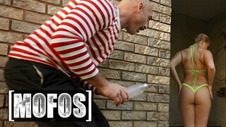 MOFOS - Harley King a szexy világos szőke tini lány