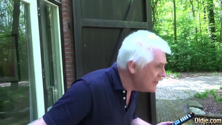 Szexy spiné szereti idősebb férfiakkal a szexet és érezni a farkukat magában