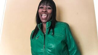 Néger milf hamis állásinterjú fehér farokkal szétbaszva és arcra élvezés