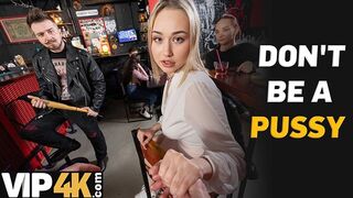 Bátor világos szőke pornószínész bassza idegen srácot a bárban