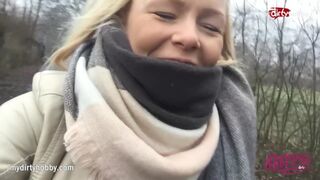 Forró tini kiscsaj kerékpáron dörzsöli szaftos puncáját