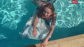 Emma wolf a tüzes picsa aki a medencében kefél vadul