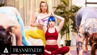 Emma Rose travi jógaoktatót elkapják, amíg Jewelz Blu-t baszogatja közönséges jógaórán!