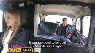Fiatal manus gyorsan megdugja Angel Piaff lucskos csupasz puncáját a hamis taxiban