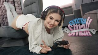 Pici tini hölgyemény Aria Banks elkapja magas mostohabátyját Chris Epicet, aki a szobájában kézimunkázza a lőcse
