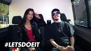 Vékony néger Coco Kiss pénzért cumizza a méretes néger fazt az verdában