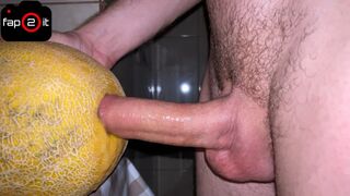 Szarva növekvő pasi dübörög egy lédús dinnyével nyögve a creampie-ig