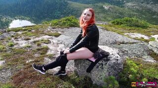 Tini vörös lány masturbál a hegyekben orgiáig