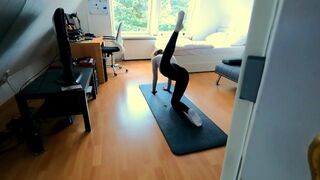 Tini fitnesz nőci ujjazza magát, majd durván megbasszák