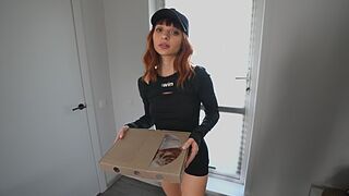 Szexy diáklány futár megette a pizzámat és megbasztam a szűk punciját