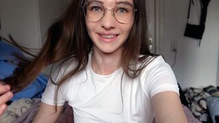 Ártatlan tini rendesen bassza nagyajkú punciját cowboy szerkóban!
