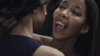 Ebony Vampire Mistress Lia Lin elcsábít egy kolumbiai méretes keblű tini csajszit a Vampired durva domina játékában